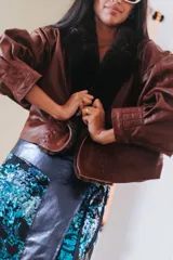Campera de cuero vacuno negra con corderito en la solapa y costuras a mano.