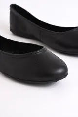 Ballerinas negras de cuero genuino, con diseño clásico y punta redondeada.
