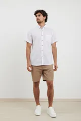 Camisa celeste de manga corta con cuello abotonado y bolsillo en el pecho.