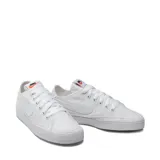 Zapatilla de lona blanca diseñada para rendir homenaje a la cultura del tenis, con parte superior deconstruida y suela de goma para tracción.