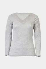Camiseta de dama de manga larga y escote en V, con detalle de puntilla en el pecho.