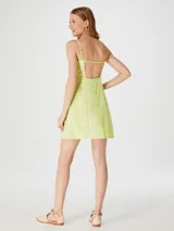 Vestido corto con tirantes finos y estampado a rayas verticales en tonos pastel: verde, naranja, celeste, rosa y blanco.