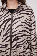 Campera con capucha y estampado de leopardo en tonos rojos y blanco, de manga larga y corte relajado.