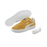 Championes Puma Suede Classic de gamuza color verde con franja lateral blanca y suela de goma blanca.
