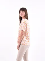 Remera blanca con estampado de ojos y pestañas en negro.