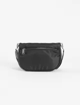 Bandolera beige de poliéster con correa larga ajustable negra.