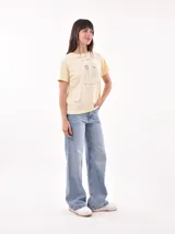 Remera negra con estampado frontal de texto en blanco, de corte clásico.