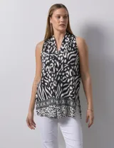 Blusa sin mangas con estampado animal print en blanco y negro, escote en V y tajo en costuras laterales.