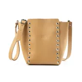 Cartera tipo balde color suela de cuero graneado con tachas plateadas. Tiene acceso con cierre, correa regulable y un bolsillo interno con cierre.