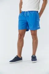 Short de baño liso color azul con cintura elastizada y cordón de ajuste.