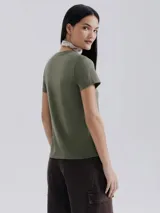 Remera verde claro de algodón, de corte clásico y mangas cortas.