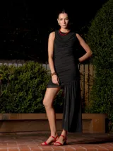 Vestido negro de microtul con frunces y caída asimétrica.
