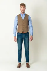 Chaleco de tweed marrón con diseño a cuadros, cierre frontal con botones dorados y dos bolsillos delanteros.