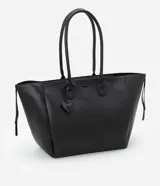 Bolso shopper grande de cuero sintético negro con asas medianas y cierre de cremallera. Incluye un dije colgante en forma de corazón y una pequeña cartera extra.