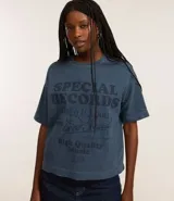 Remera azul de algodón con corte oversize, cuello redondo y mangas cortas. Estampa frontal con texto "Special Records".