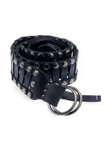 Cinturón de cuero negro con apliques de discos metálicos color latón.