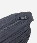 Bolso hobo mediano color gris oscuro con textura plisada y correa transversal ajustable.
