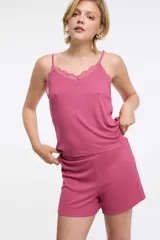 Musculosa de rib color rosa con breteles finos regulables y escote en V con detalle de encaje en el frente y la espalda.