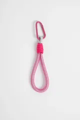 Llavero con cinta brillante fucsia y mosquetón metálico rosa.