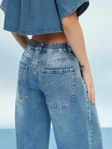 Pantalón de jean celeste de corte ancho.