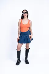 Body color naranja de tejido de punto acanalado, con breteles anchos y escote cuadrado.