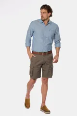 Bermuda cargo azul marino confeccionada en 98% algodón y 2% spandex, con bolsillos laterales.