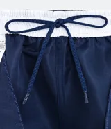 Short deportivo gris oscuro de microfibra con cintura elástica y bolsillos laterales.