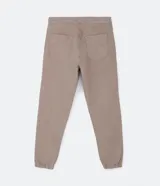 Pantalón jogger negro liso, con cintura elástica ajustable con cordón y bolsillos laterales.
