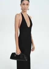 Vestido largo negro de tejido fluido con espalda abierta y tirantes finos.