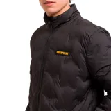 Chaqueta gris con cierre frontal, bolsillos laterales y logo de Caterpillar en el pecho. Resistente al agua y al viento, con aislamiento reciclado y ribete elástico en puños y dobladillo.