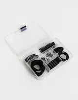 Set de accesorios para el pelo que incluye 50 elásticos, 12 horquillas, 4 gomitas, 4 broches, 4 tic tacs y 3 gomitas cable, presentados en una caja transparente.
