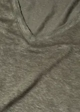Camiseta de lino de color verde militar con cuello en pico y diseño recto, de manga corta.