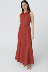 Vestido midi negro con cuello camisero, sin mangas y cierre frontal con cremallera.