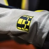 Musculosa de básquet Puma del Club Atlético Peñarol, modelo Third. Diseño amarillo con detalles en negro y logo de Puma en el frente.