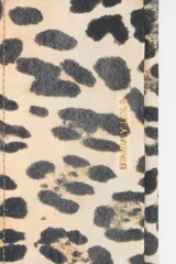 Monedero doble Bimba y Lola con estampado animal print, confeccionado en nylon con estructura blanda. Cuenta con tirador de cordón, logo metálico, tarjetero interior, cierre con cremallera e interior con placa logotipada metálica.