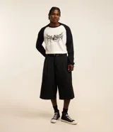 Remera masculina de algodón color blanco con mangas raglán negras, cuello redondo y estampa frontal de un gato con lettering "Chaos".