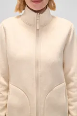 Campera color lila de micropolar con cuello alto, cierre frontal y bolsillos laterales.