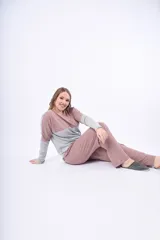 Pijama de lanilla color rosa y gris, compuesto por un buzo de manga larga y un pantalón largo.