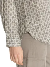 Camisa de manga larga con cuello clásico y cierre frontal con botones. Estampado con motivos marinos en tonos beige y marrón.