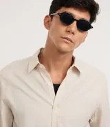 Camisa de manga larga para hombre, color gris oscuro con efecto melange, cuello inglés y botones frontales.