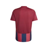 Camiseta de fútbol Adidas Striped 24, color burdeos con rayas verticales azul marino y detalles en amarillo.