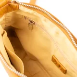 Bandolera color habano de símil cuero graneado, con correa regulable y herrajes plateados. Tiene un compartimento principal con cierre, un bolsillo interno con cierre y un bolsillo interno abierto.