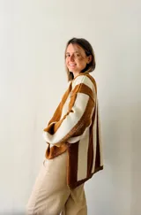 Sweater de punto con rayas verticales color marrón y beige.