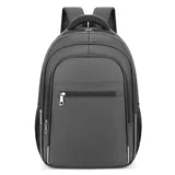Mochila negra de tafeta con bolsillo frontal, tres divisiones con cierre, capacidad para notebook, bolsillos laterales de rejilla y detalles reflectivos.