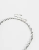 Collar corto de cadena plateada con dijes colgantes de corazones, llaves y moños.