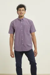 Camisa sport escocesa de manga corta con cuello button-down.