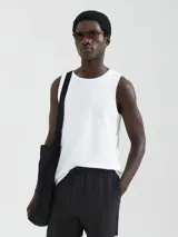 Musculosa azul de corte clásico, con cuello redondo y sisas amplias.