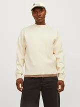 Sweater color crema de tejido de punto con cuello redondo y mangas largas.