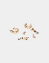 Set de tres pares de aros pasantes: un par de strass rosa, un par de argollas doradas con corazones y un par de aros colgantes con corazones dorados y plateados.