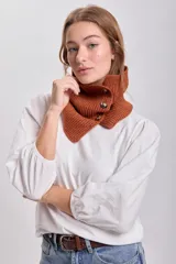 Cuello de punto marrón con botones.